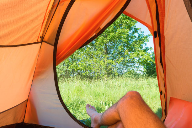 一个人在橙色的帐篷里休息图片下载