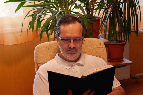 一个人在家看书图片下载