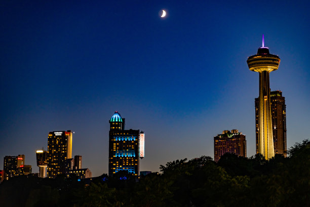 加拿大安大略省尼亚加拉大瀑布——2022年9月2日:赌场、希尔顿酒店的大使馆套房和摩天塔，夜晚有美丽的背光。高质量照片图片下载