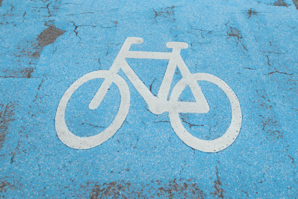 丹麦蓝色的自行车道，上面有自行车的标志。图片下载