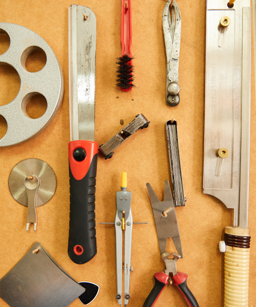 车间里制琴师不同工具的垂直照片图片下载