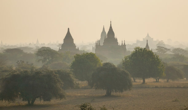 缅甸蒲甘夕阳下的佛教寺庙图片下载