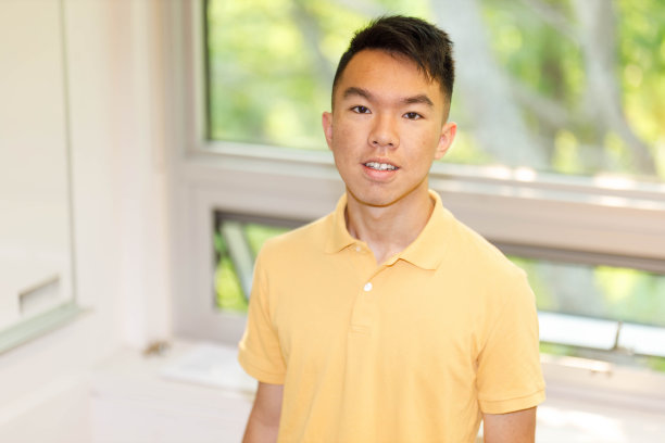 一个微笑着的高中生在教室里图片下载