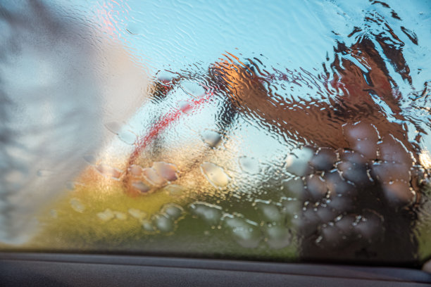 一名男子在户外自助洗车站洗车。从车内看图片下载