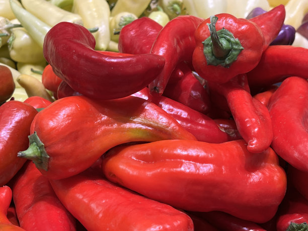 农贸市场展示新鲜水果和蔬菜图片下载