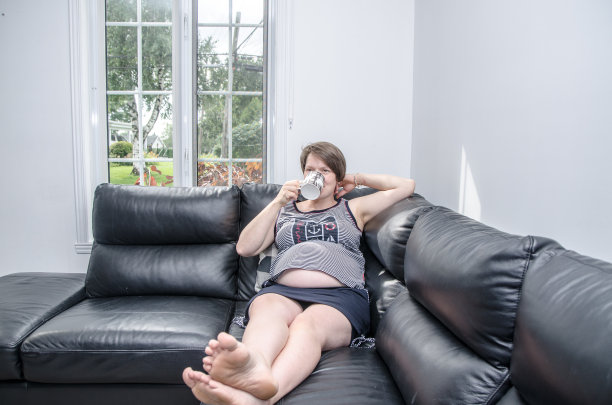 孕妇躺在沙发上休息图片下载