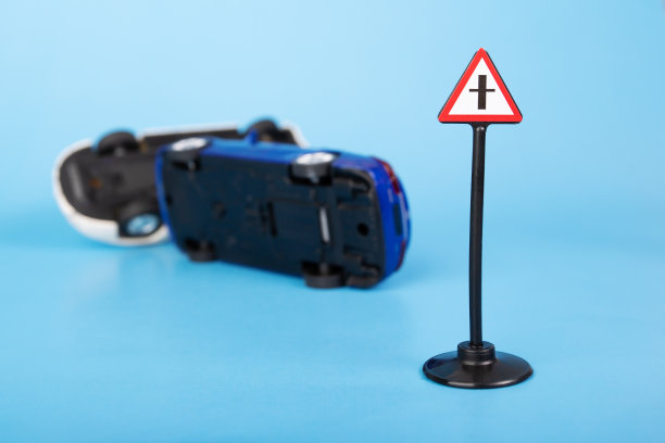 道路规则和驾驶教育，驾驶员培训和考试准备，车祸和交通标志在蓝色背景上图片下载