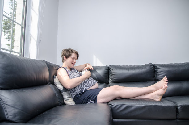 孕妇躺在沙发上休息图片下载