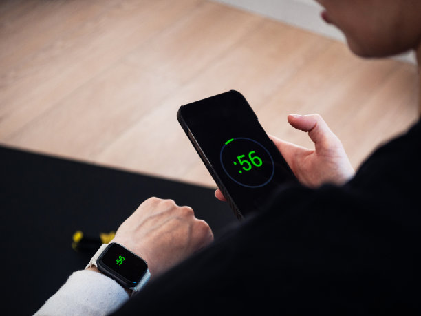 女子在智能设备上查看健身统计数据图片下载