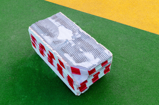 用胶带包裹的混凝土块图片下载