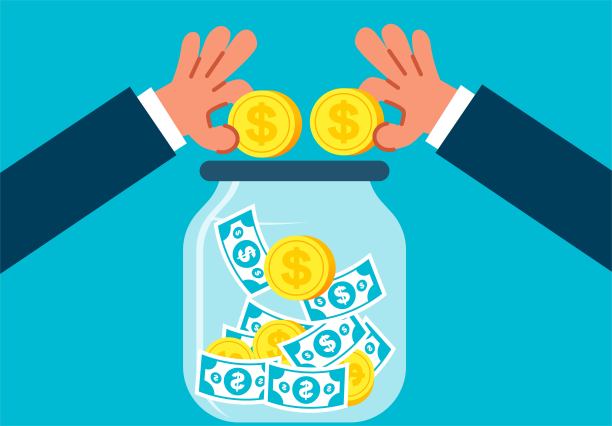投资和储蓄，手握玻璃罐里的钱，省钱和闲钱，福利和津贴图片下载