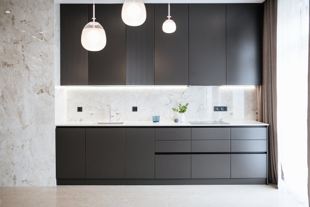 明亮的厨房内部配有深色灯具家具图片下载