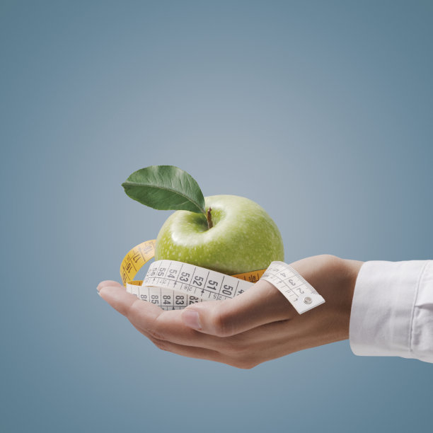 营养师拿着卷尺和苹果图片下载