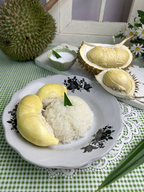 榴莲果或称臭果，果中之王。成熟的榴莲和美味的已剥皮的榴莲，与糯米或酥榴莲一起食用图片下载