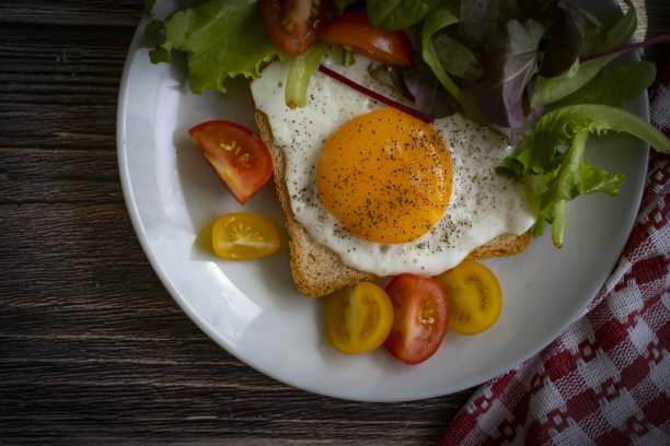 面包配煎蛋，西红柿，生菜图片下载