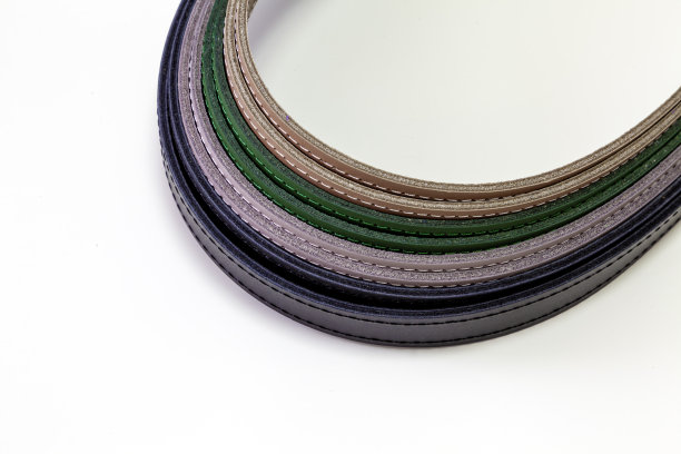 孤立的一套多色生态皮革手镯。图片下载