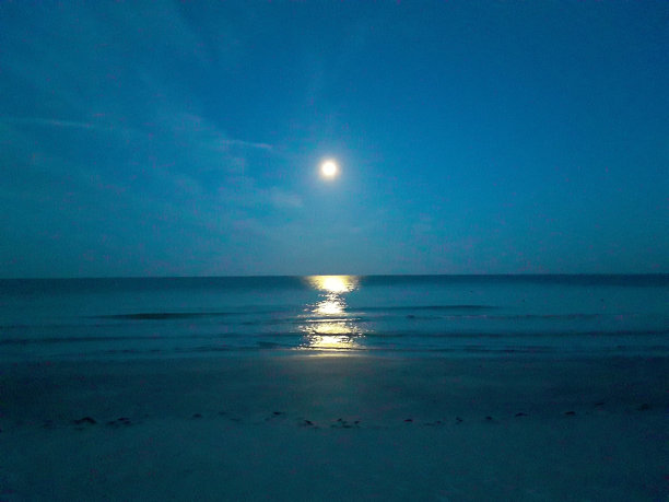雷丁顿海滩的月亮图片下载