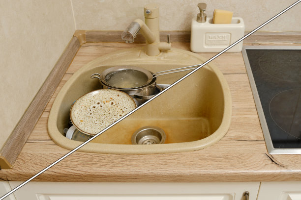 空而杂乱的厨房水槽，洗碗前后的脏盘子图片下载