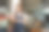 美丽的亚洲女孩在咖啡厅吧台后面擦咖啡杯。并且每天早上准备开咖啡店，随时准备接待顾客，咖啡店老板家庭小生意图片下载