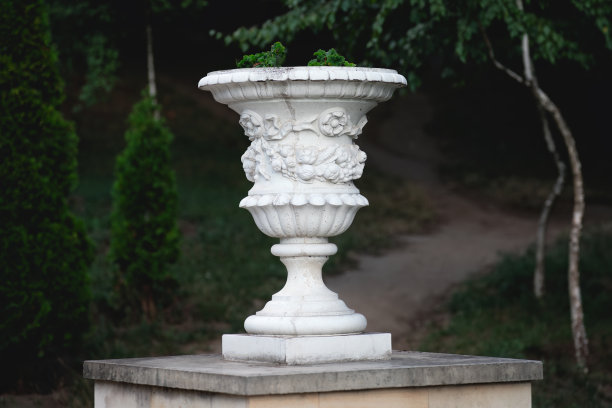 观赏花园里的白色花瓶图片下载