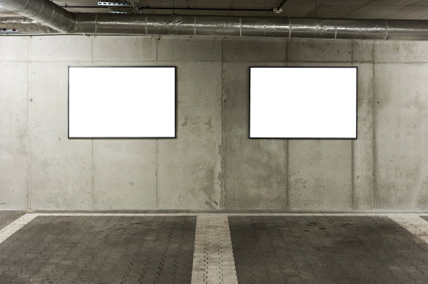 地下停车场墙上的空白白色广告横幅图片下载