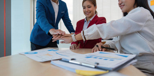 不同商业人士手牵手的特写图片下载