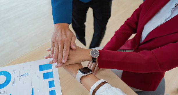 不同商业人士手牵手的特写图片下载