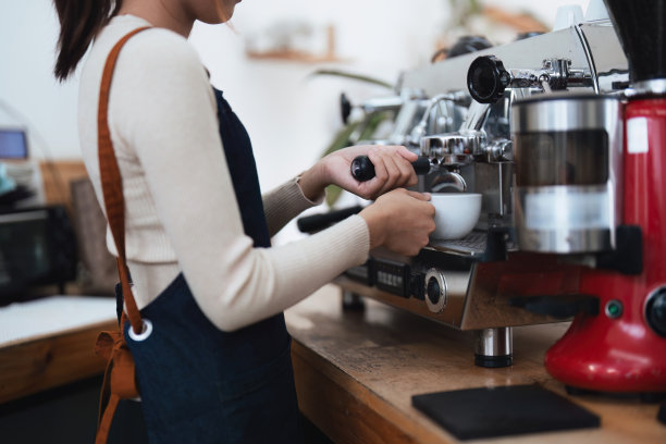 亚洲女咖啡师在店内检查设备图片下载