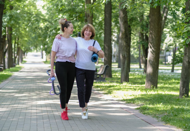 一对老夫妇跑步后正在休息。他们拥抱微笑。健康的生活方式，运动，照片的心理健康和积极的运动理念图片下载