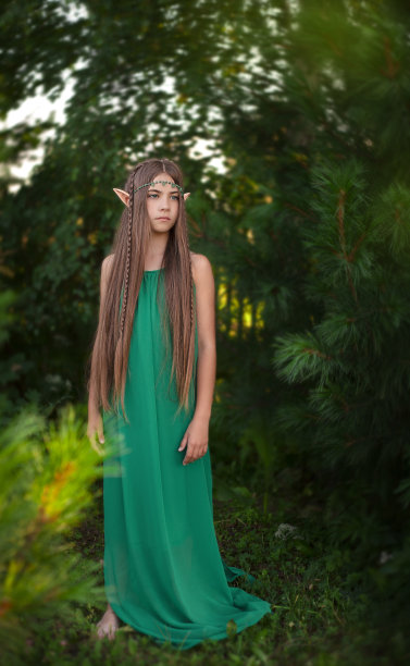 美丽的年轻女孩，就像森林里的精灵图片下载