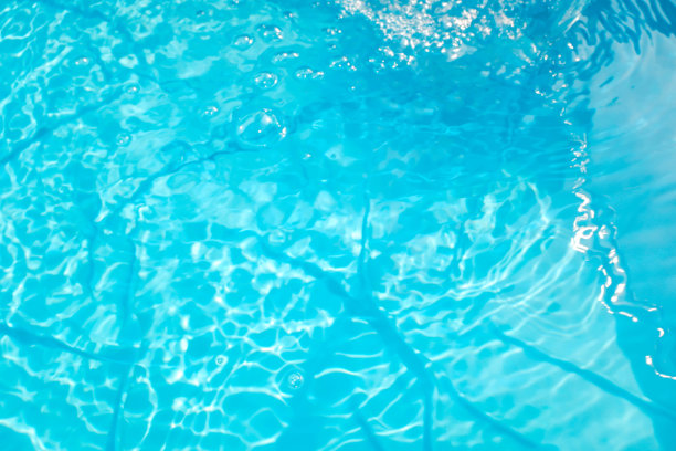 散焦抽象背景的蓝色水面，水在大海深处喷溅。图片下载