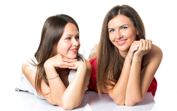 两个女性朋友笑着，牙齿洁白无瑕，背景是绿色的图片下载