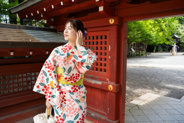一位穿着浴衣的美女正在参观秩父神社图片下载