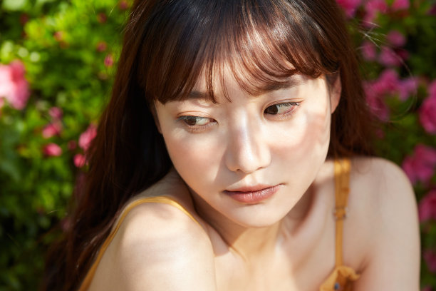 年轻的亚洲女性喜欢这个度假胜地图片下载