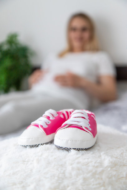 一位孕妇收集婴儿用品。有选择性的重点。图片下载