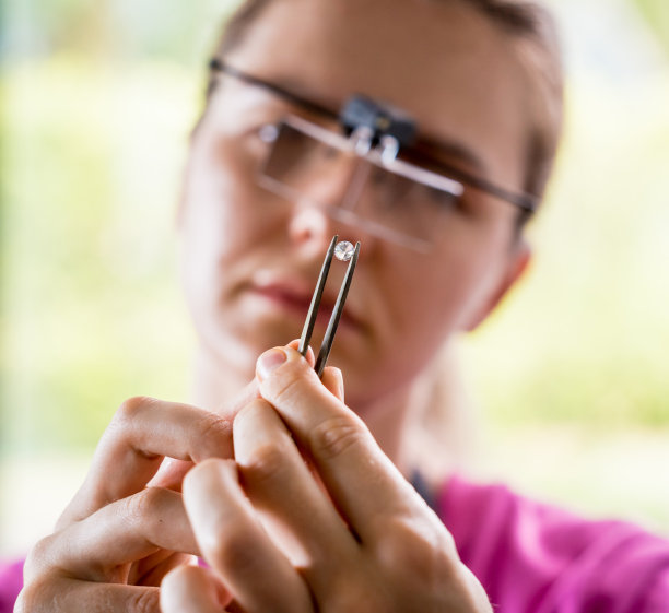 年轻的女珠宝商在车间制作珠宝图片下载