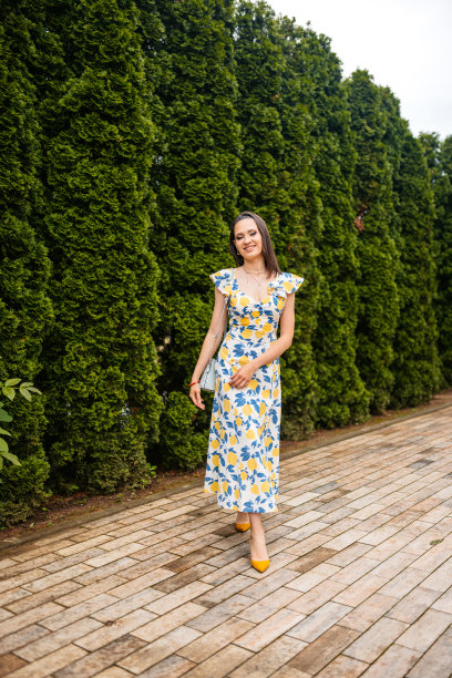 公园里穿着夏装的年轻女子图片下载