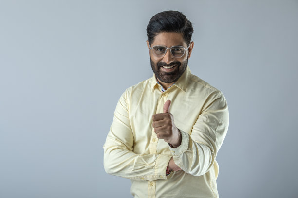 帅哥在白色背景上竖起大拇指图片下载