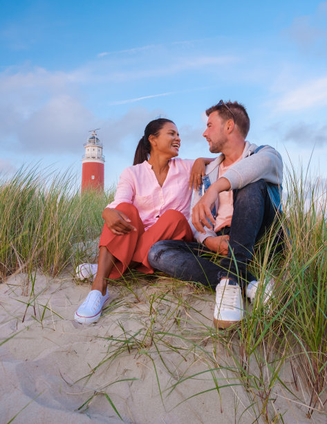 一对男女在荷兰特塞尔岛度假图片下载