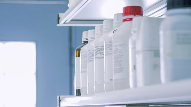 实验室架子上的瓶子图片下载