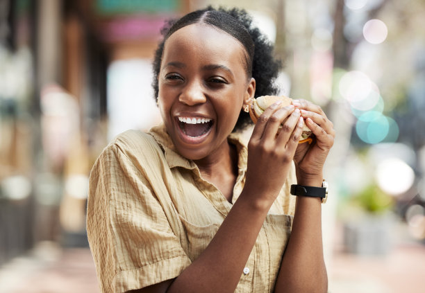 快乐，黑人妇女和吃三明治，午餐或食物在城市，城市餐馆或顾客休息时快乐，汉堡，餐或非洲人在户外早午餐或自助餐厅图片下载