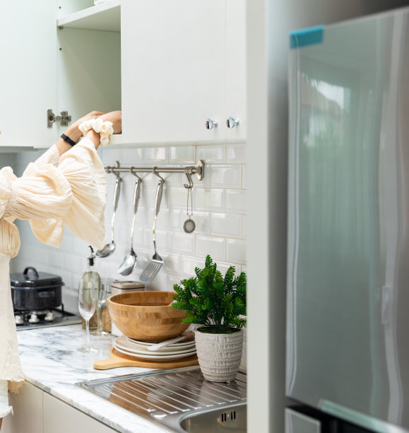 女人看着厨房的架子图片下载