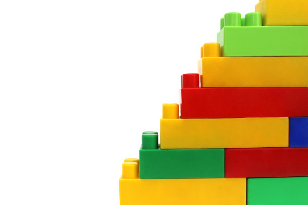 设计师明亮的多色立方体散落在一个孤立的白色背景上。图片下载