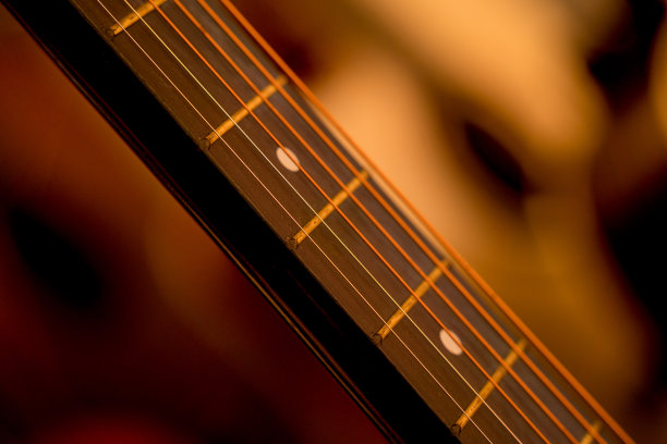 音乐店里有许多排古典吉他图片下载