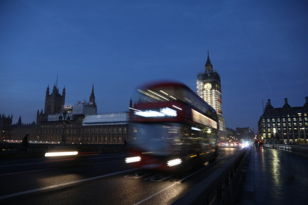 伦敦大本钟威斯敏斯特大桥夜间交通图片下载