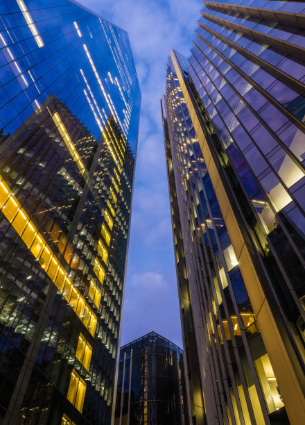 温暖照明的现代摩天大楼高耸入云的伦敦图片下载