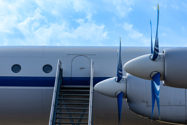 老式螺旋桨飞机上的乘客楼梯图片下载