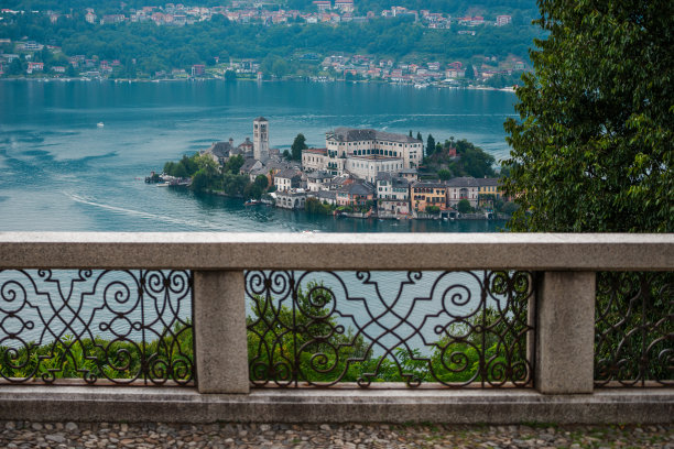 圣朱利奥岛(Isola di San Giulio)从圣蒙特-皮埃蒙特，意大利图片下载