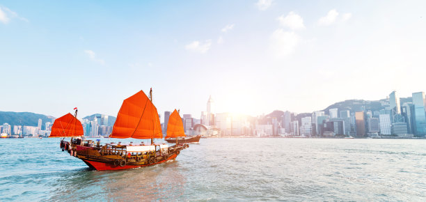 穿过香港港口的红色舢板船图片下载