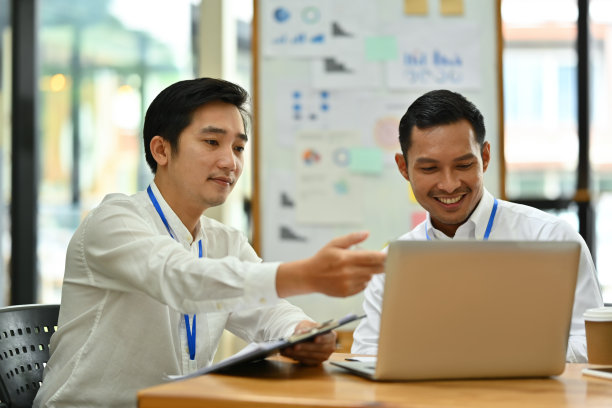 在现代化的办公室里，快乐的商业团队一起合作投资和营销项目。图片下载